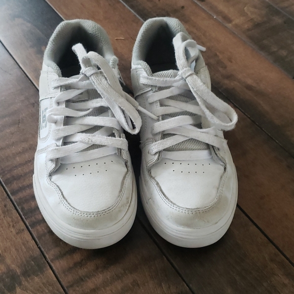 DC shoes, white leather. Kids size 2. - Picture 2 of 6